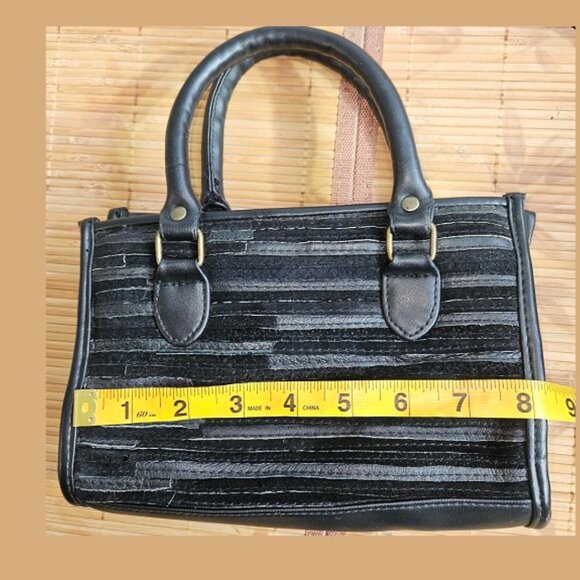 Small hand/shoulder black bag, multiple pockets, zip closure - Picture 3 of 8